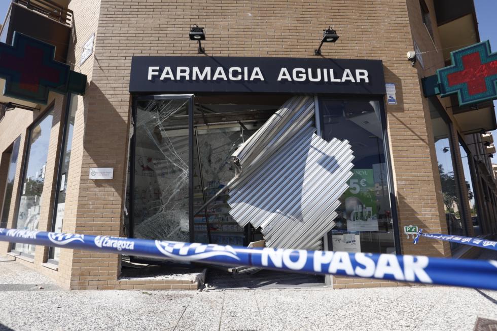 Fotos Detenido un conductor ebrio tras empotrarse contra una farmacia Fotos Detenido un conductor ebrio tras empotrarse contra una farmacia