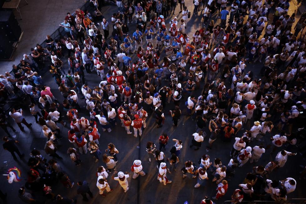 La plaza del Pilar llena de gente, a escasos minutos de que comience el pregón de Fiestas del Pilar 2019.