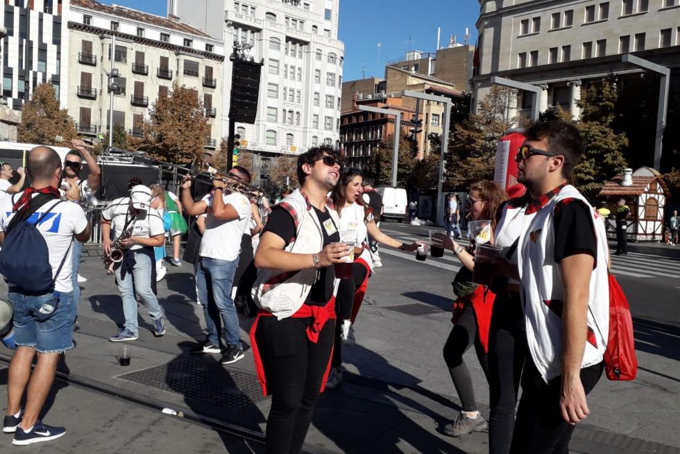 Imágenes del desfile del pregón de Interpeñas de las Fiestas del Pilar 2019 en Zaragoza