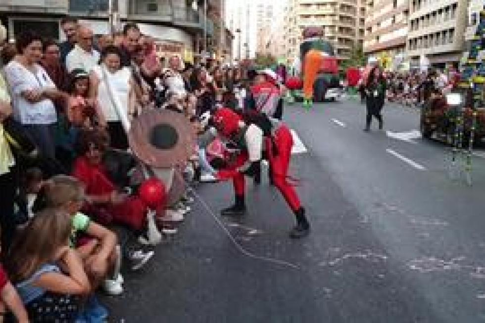 Orientada a los más pequeños el pasacalles de este 2019 reconoce la historia del Increíble Maño Menguante, con diseño del ilustrador de HERALDO Víctor Meneses, y el respeto al medio ambiente como lemas de la actividad. La cabalgata está compuesta, además, de doce bloques temáticos que incluyen personajes como el Tragachicos, o los Gigantes y Cabezudos.