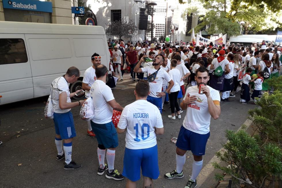 Imágenes del desfile del pregón de Interpeñas de las Fiestas del Pilar 2019 en Zaragoza