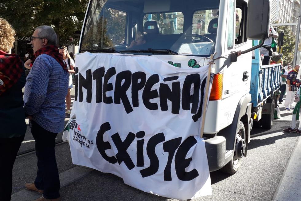 Imágenes del desfile del pregón de Interpeñas de las Fiestas del Pilar 2019 en Zaragoza
