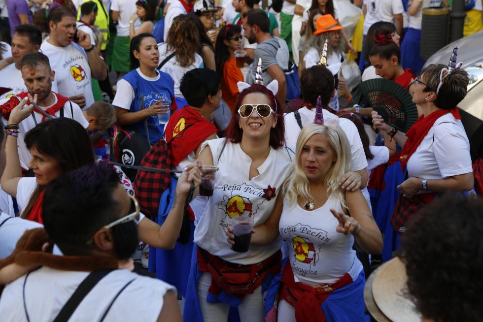 Desfile del pregón de Interpeñas por el centro de Zaragoza.