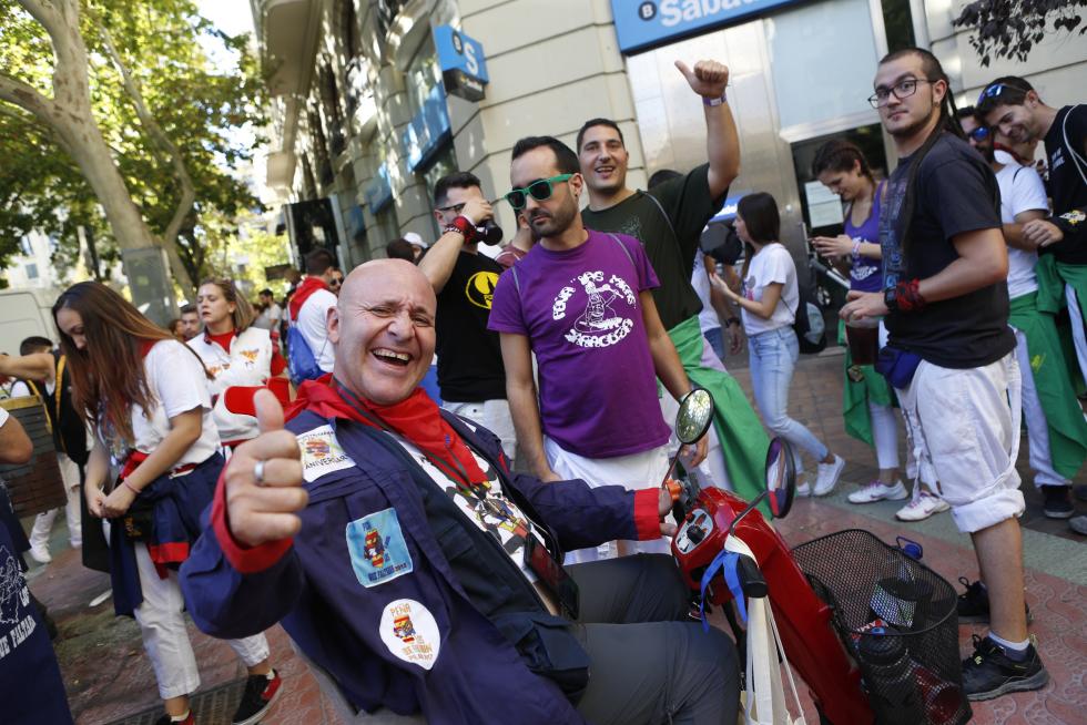 Desfile del pregón de Interpeñas por el centro de Zaragoza.