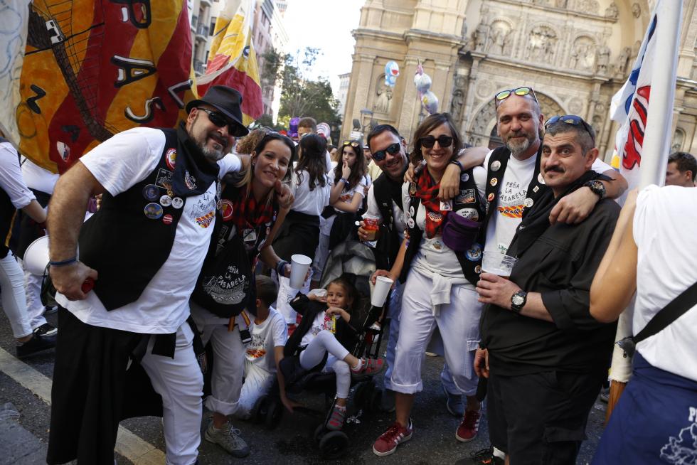 Desfile del pregón de Interpeñas por el centro de Zaragoza.