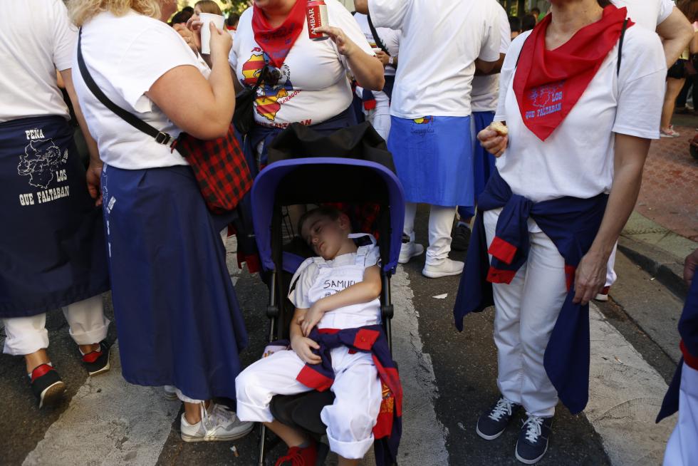 Desfile del pregón de Interpeñas por el centro de Zaragoza.