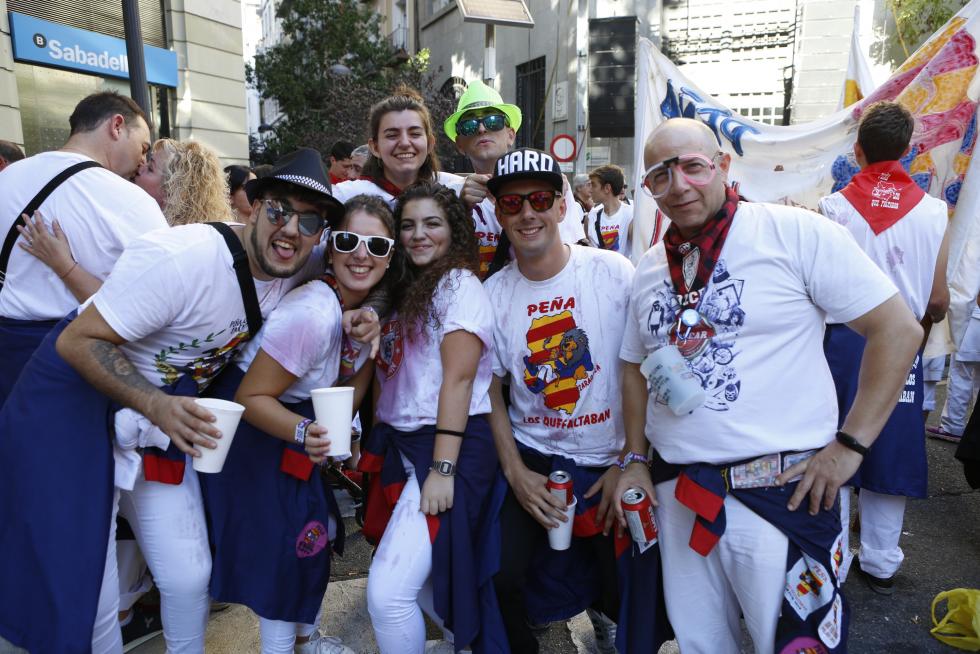 Desfile del pregón de Interpeñas por el centro de Zaragoza.