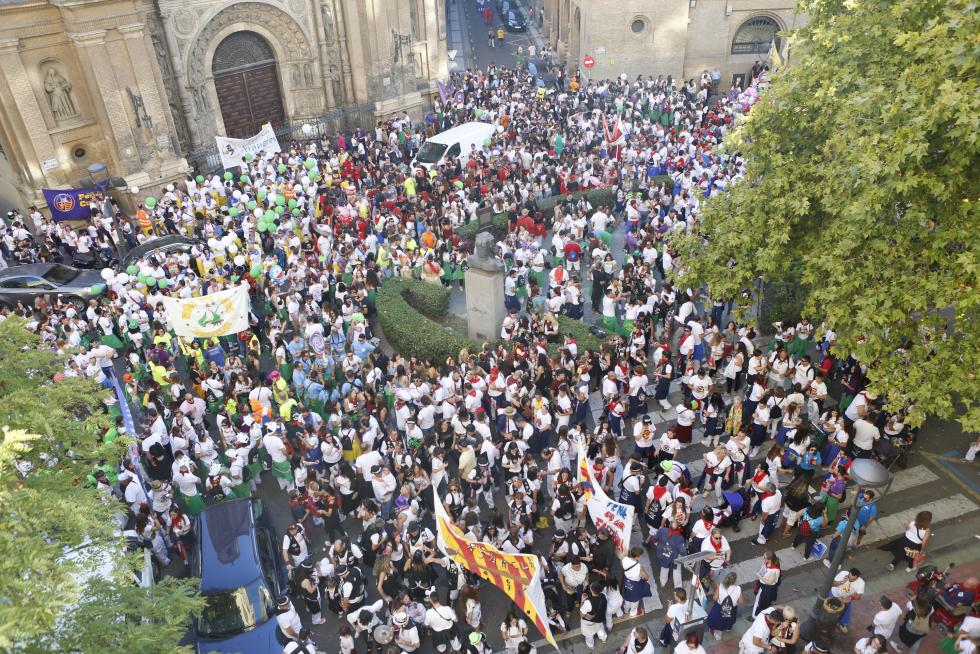 Desfile del pregón de Interpeñas por el centro de Zaragoza.