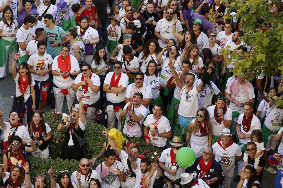 Desfile del pregón de Interpeñas por el centro de Zaragoza.