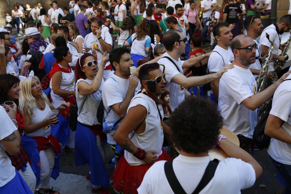 Desfile del pregón de Interpeñas por el centro de Zaragoza.