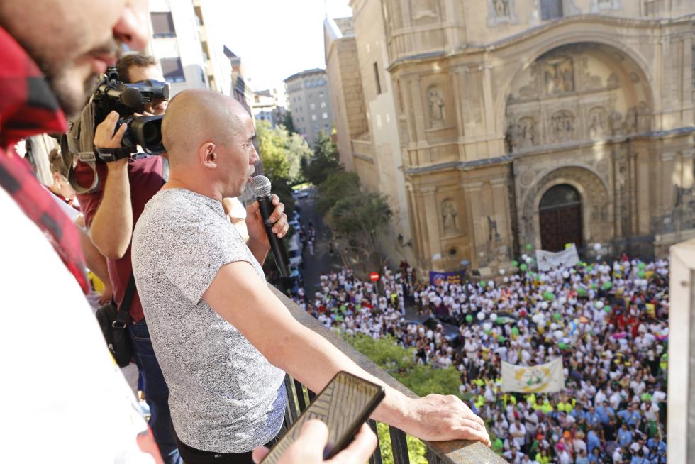 Desfile del pregón de Interpeñas por el centro de Zaragoza.