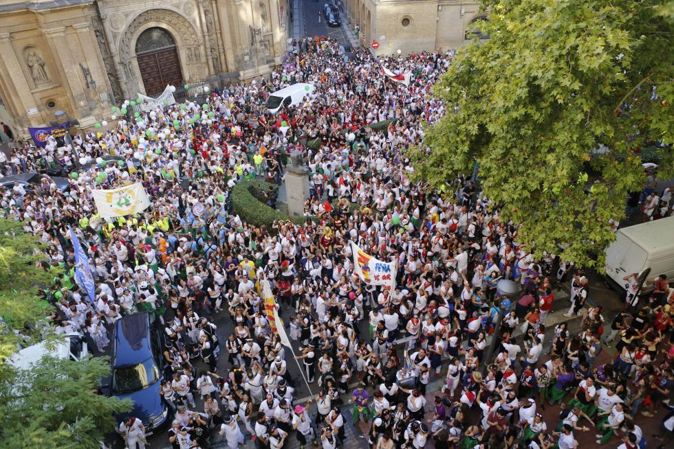 Desfile del pregón de Interpeñas por el centro de Zaragoza.