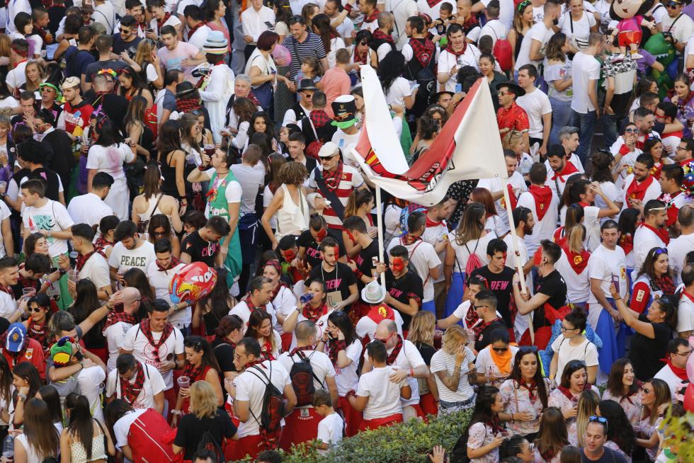 Desfile del pregón de Interpeñas por el centro de Zaragoza.