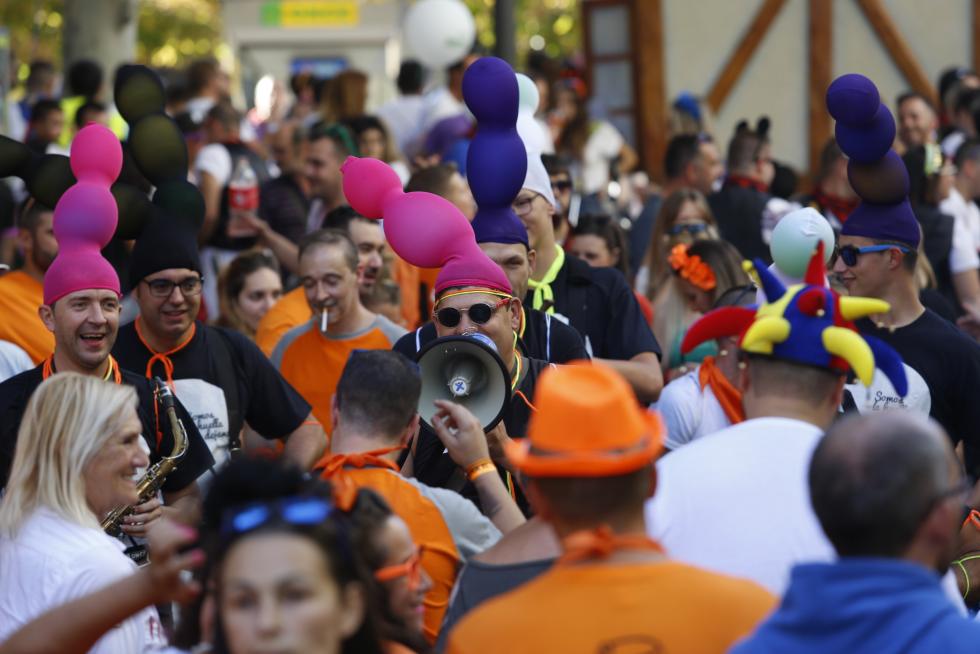 Desfile del pregón de Interpeñas por el centro de Zaragoza.