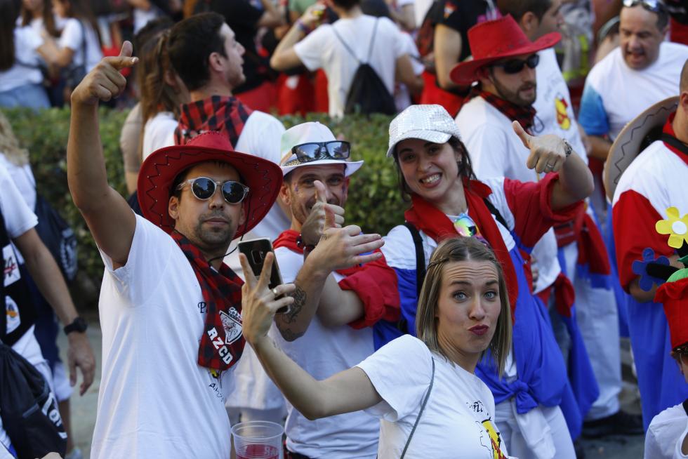 Desfile del pregón de Interpeñas por el centro de Zaragoza.
