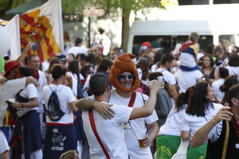 Desfile del pregón de Interpeñas por el centro de Zaragoza.