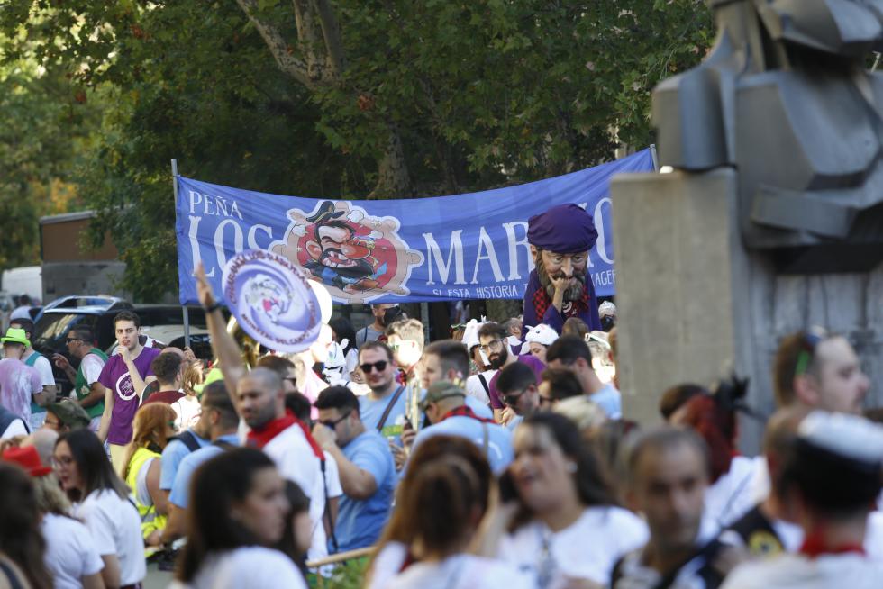 Desfile del pregón de Interpeñas por el centro de Zaragoza.
