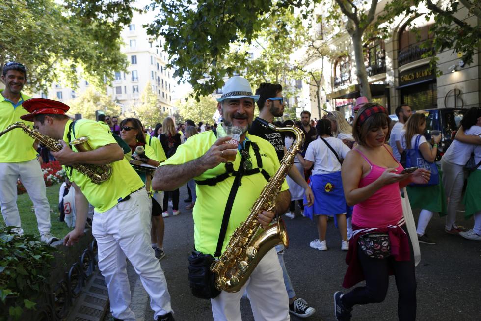 Desfile del pregón de Interpeñas por el centro de Zaragoza.