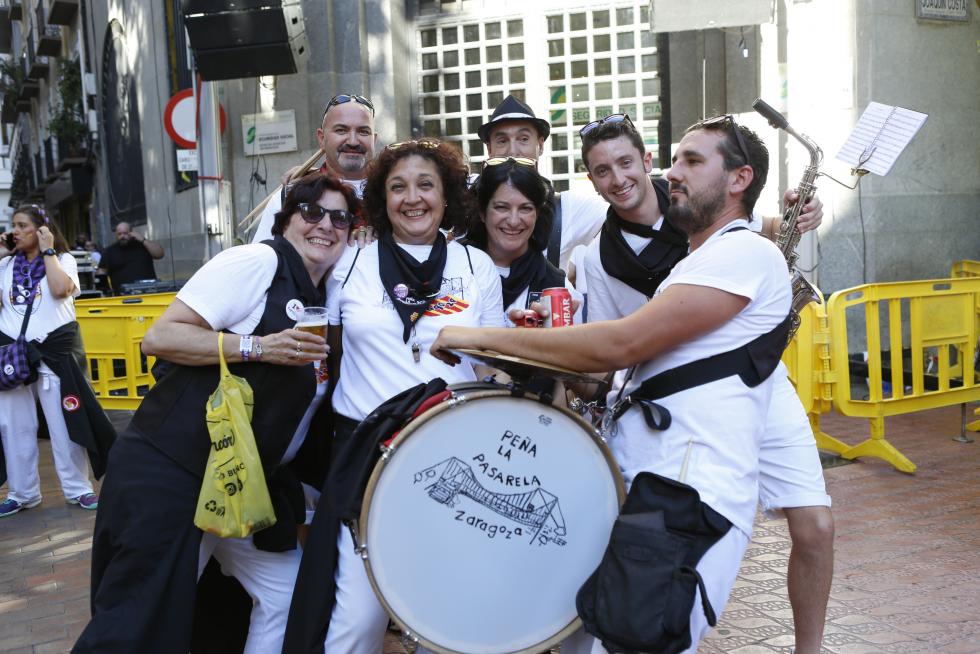 Desfile del pregón de Interpeñas por el centro de Zaragoza.