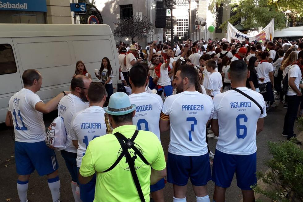 Imágenes del desfile del pregón de Interpeñas de las Fiestas del Pilar 2019 en Zaragoza