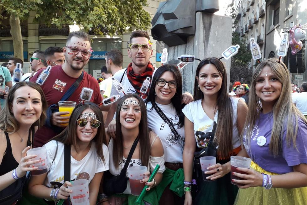 Imágenes del desfile del pregón de Interpeñas de las Fiestas del Pilar 2019 en Zaragoza.