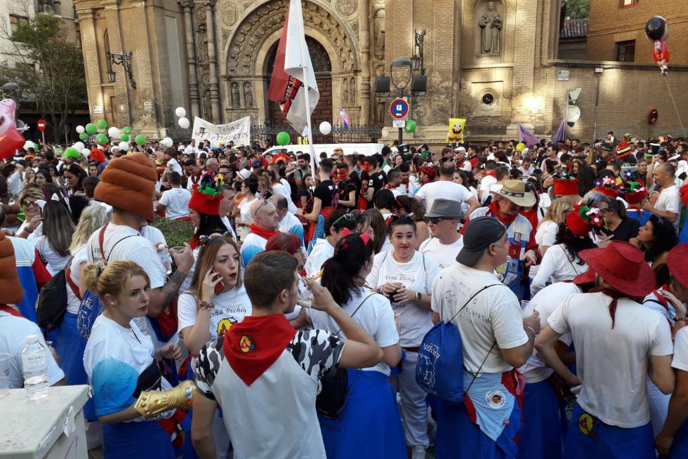 Imágenes del desfile del pregón de Interpeñas de las Fiestas del Pilar 2019 en Zaragoza