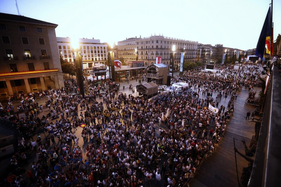 La plaza del Pilar llena de gente, a escasos minutos de que comience el pregón de Fiestas del Pilar 2019.