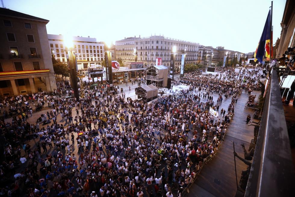 La plaza del Pilar llena de gente, a escasos minutos de que comience el pregón de Fiestas del Pilar 2019.