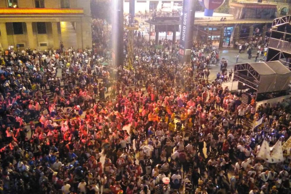 La plaza del Pilar llena de gente, a poco de que comience el pregón de Fiestas del Pilar 2019.