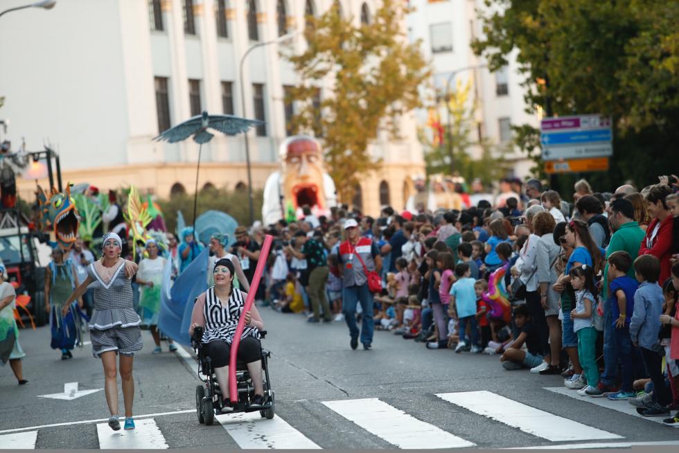 Imágenes del pasacalles del pregón de las Fiestas del Pilar 2019 en Zaragoza.