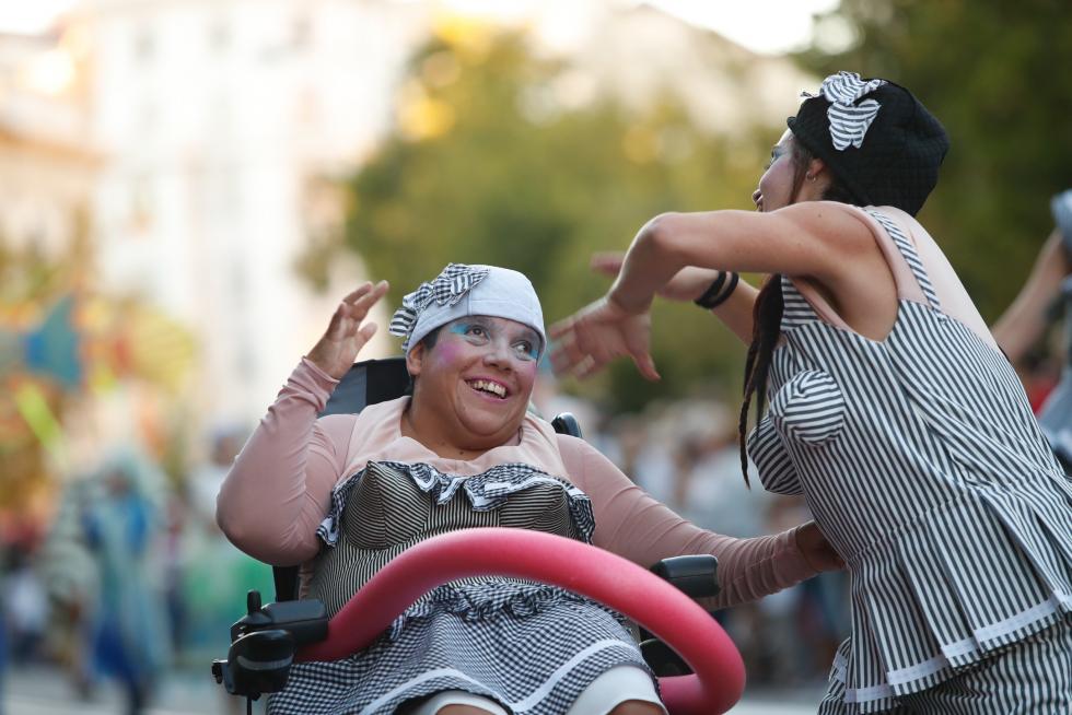 Imágenes del pasacalles del pregón de las Fiestas del Pilar 2019 en Zaragoza.
