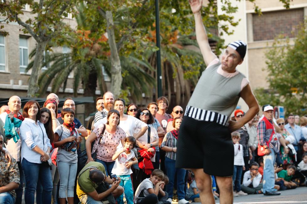 Imágenes del pasacalles del pregón de las Fiestas del Pilar 2019 en Zaragoza.