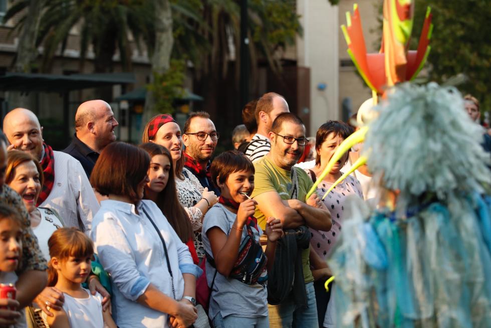 Imágenes del pasacalles del pregón de las Fiestas del Pilar 2019 en Zaragoza.
