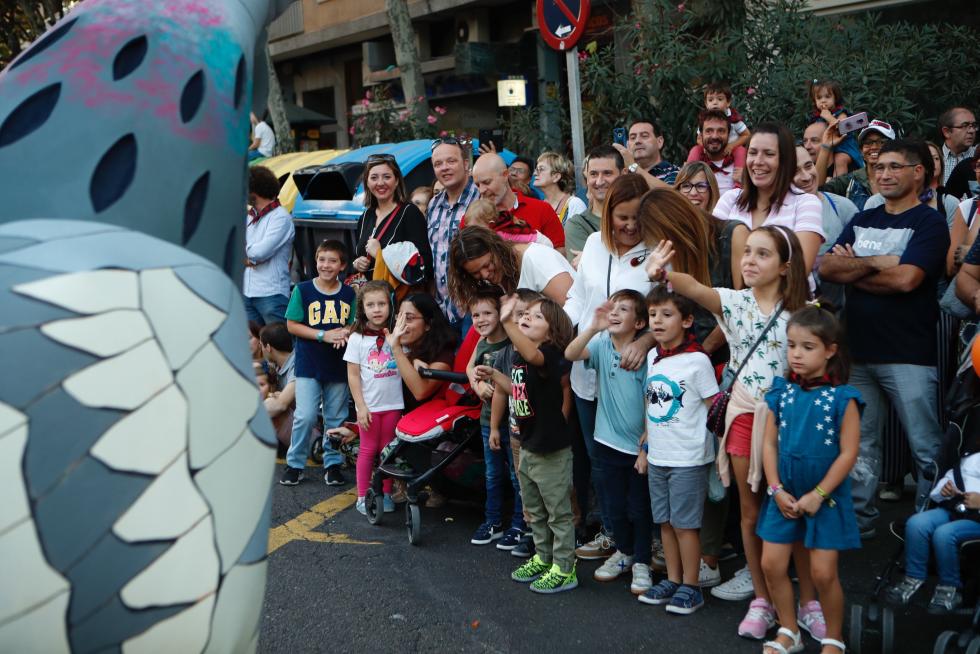 Imágenes del pasacalles del pregón de las Fiestas del Pilar 2019 en Zaragoza.