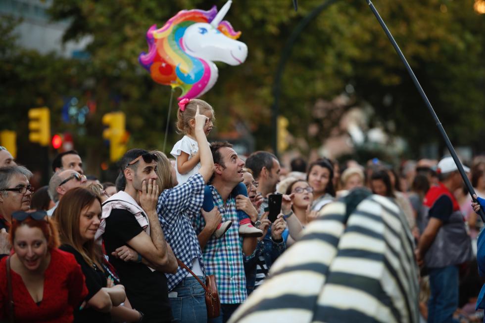 Imágenes del pasacalles del pregón de las Fiestas del Pilar 2019 en Zaragoza.