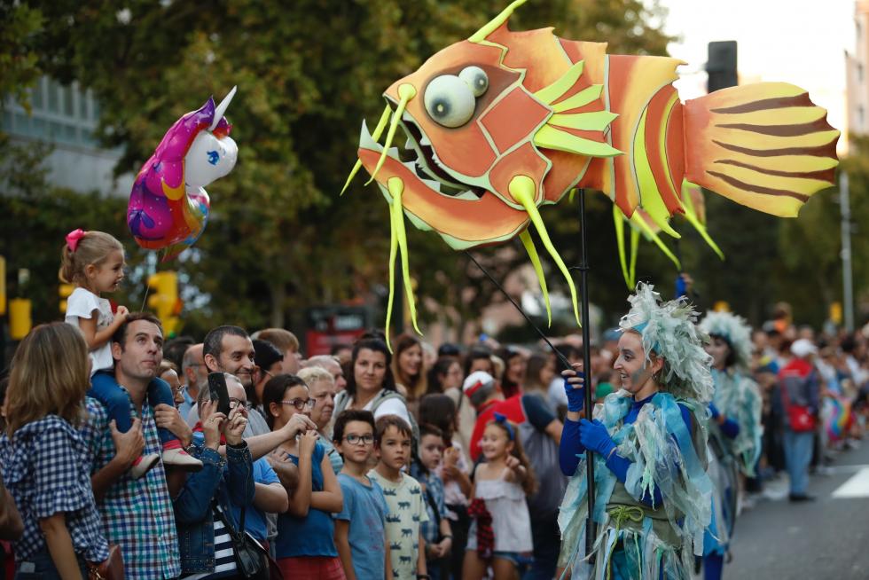Imágenes del pasacalles del pregón de las Fiestas del Pilar 2019 en Zaragoza.