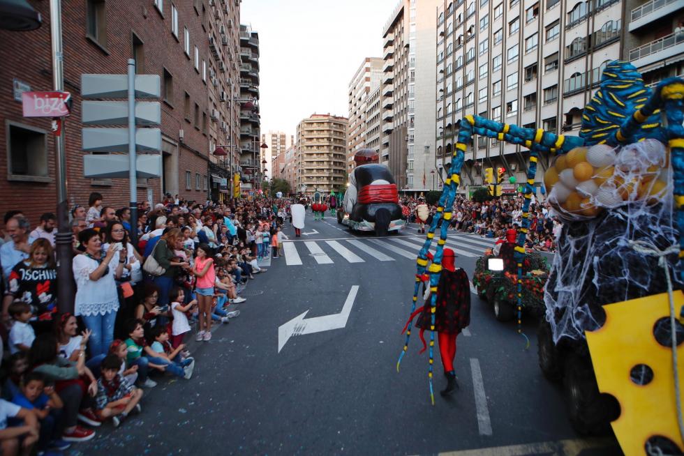 Imágenes del pasacalles del pregón de las Fiestas del Pilar 2019 en Zaragoza.