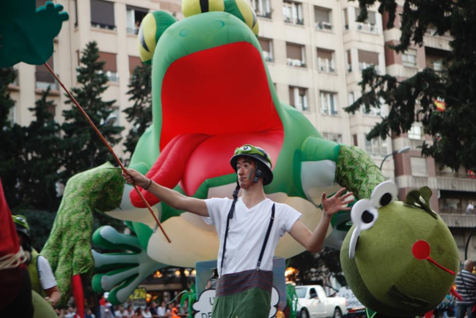 Imágenes del pasacalles del pregón de las Fiestas del Pilar 2019 en Zaragoza.