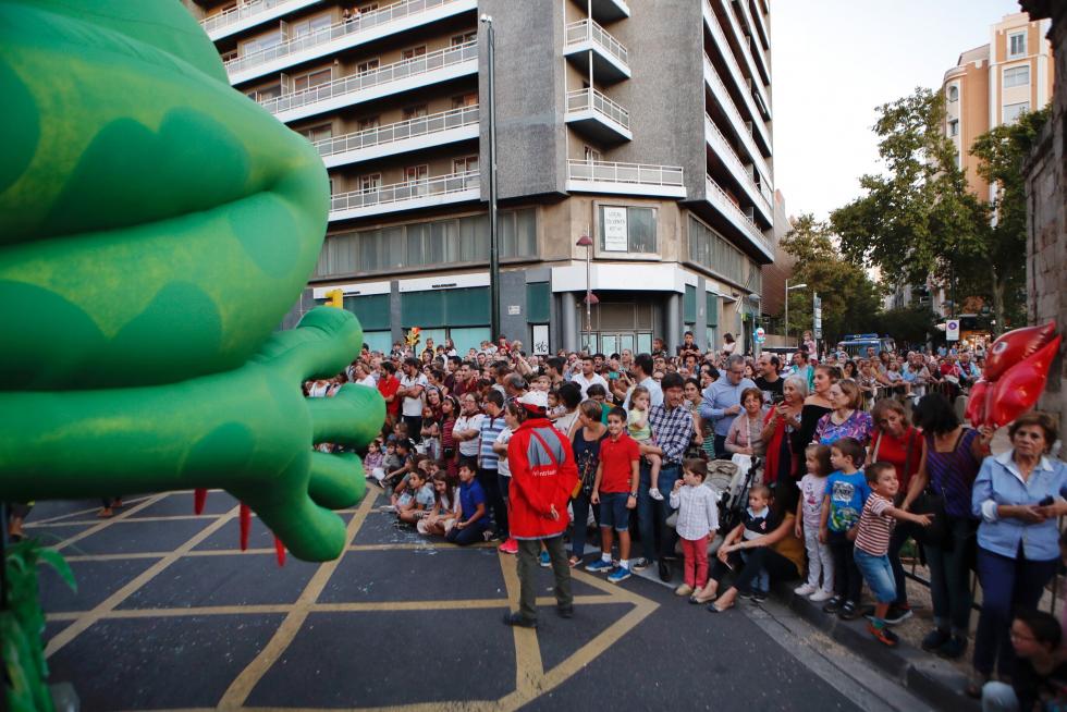 Imágenes del pasacalles del pregón de las Fiestas del Pilar 2019 en Zaragoza.