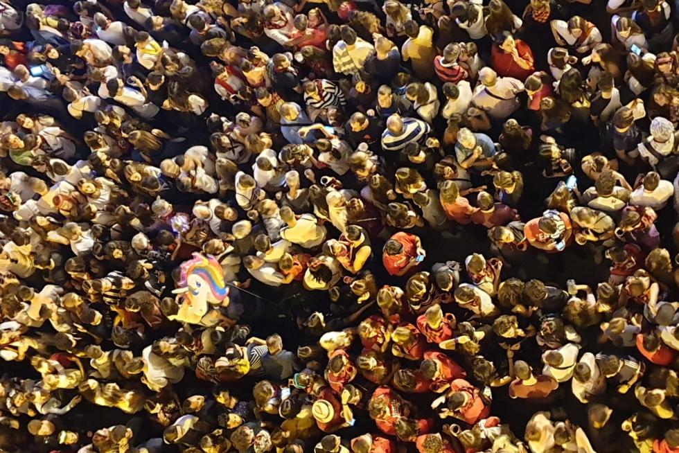 Vista de la plaza del Pilar, llena de gente, desde el balcón del Ayuntamiento de Zaragoza.