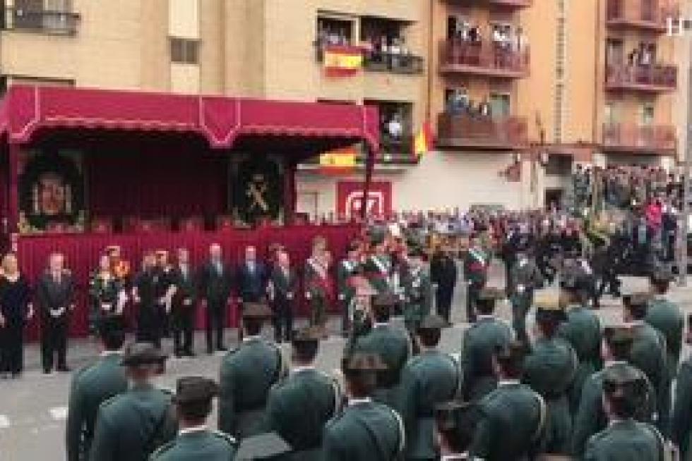 El ministro Grande Marlaska ha presidio el acto de la Guardia Civil que se ha celebrado este domingo en la capital oscense. Por el paseo Ramón y Cajal han desfilado unos 500 agentes de distintas unidades.