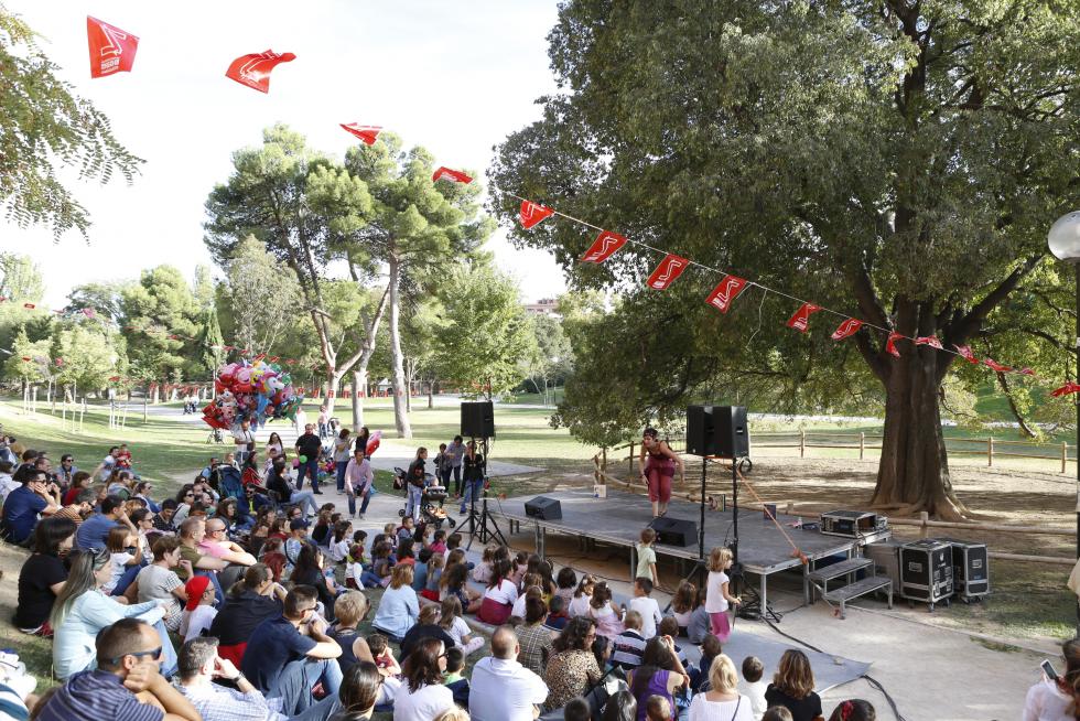 Cuenta cuentos en el Parque Bruil de Zaragoza con motivo de las Fiestas del Pilar.