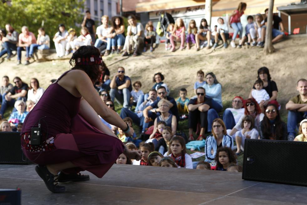 Cuenta cuentos en el Parque Bruil de Zaragoza con motivo de las Fiestas del Pilar.