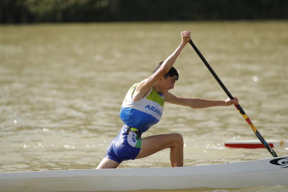 El río Ebro en Zaragoza se tiñó de color con las tradicionales regatas de Fiestas del Pilar 2019