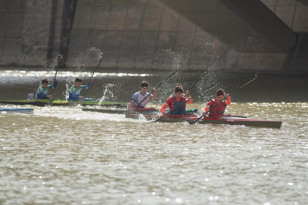 El río Ebro en Zaragoza se tiñó de color con las tradicionales regatas de Fiestas del Pilar 2019