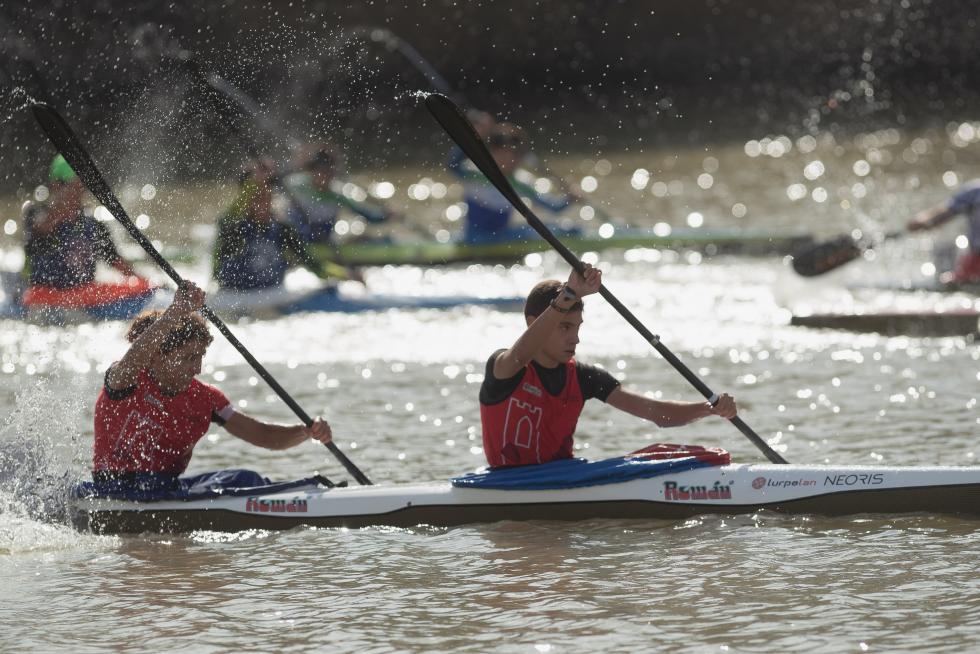 El río Ebro en Zaragoza se tiñó de color con las tradicionales regatas de Fiestas del Pilar 2019