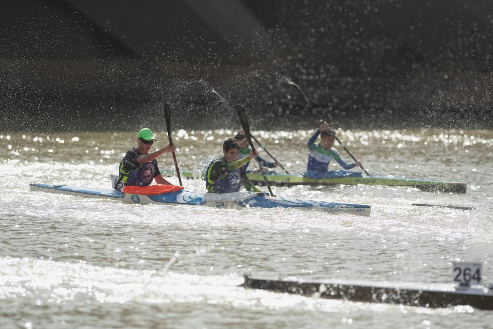 El río Ebro en Zaragoza se tiñó de color con las tradicionales regatas de Fiestas del Pilar 2019