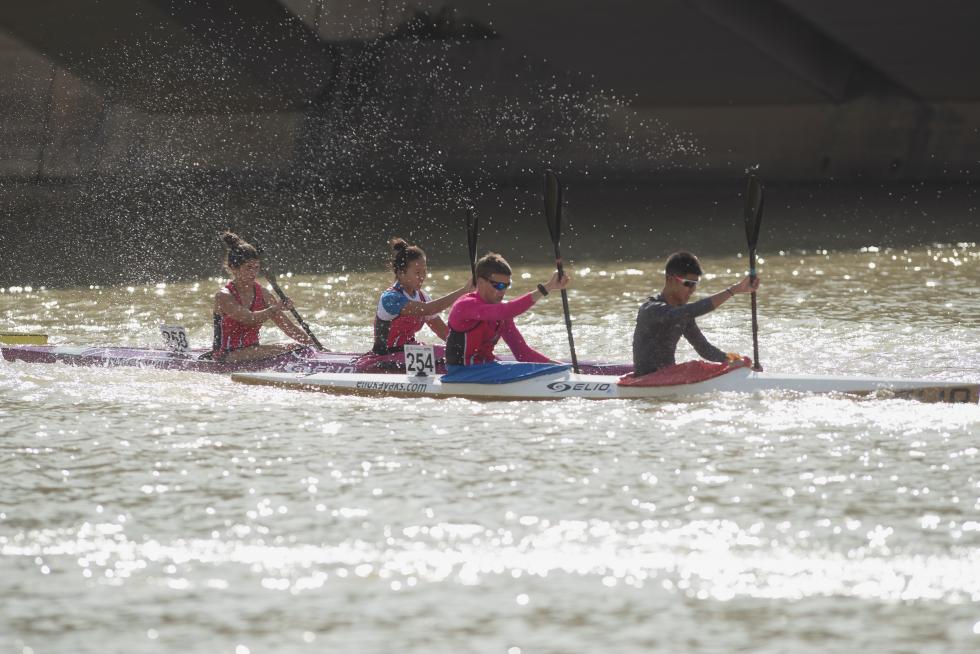 El río Ebro en Zaragoza se tiñó de color con las tradicionales regatas de Fiestas del Pilar 2019