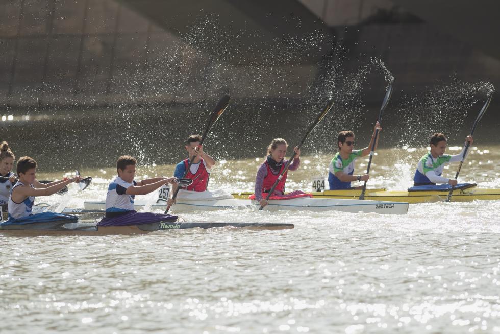 El río Ebro en Zaragoza se tiñó de color con las tradicionales regatas de Fiestas del Pilar 2019