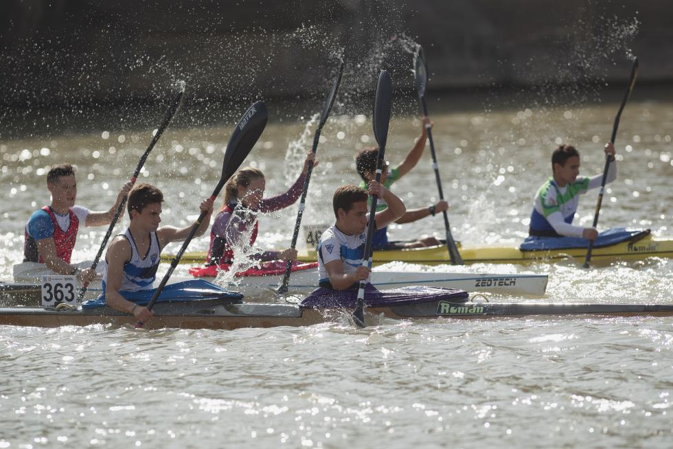 El río Ebro en Zaragoza se tiñó de color con las tradicionales regatas de Fiestas del Pilar 2019